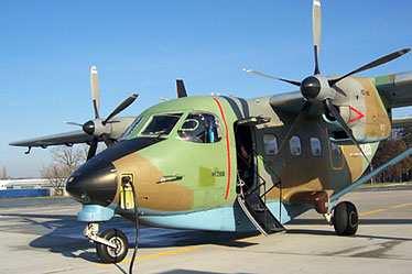 decyzja Ministra Obrony Narodowej nr 270/MON w sprawie wyposaŝenia Sił Zbrojnych RP w samoloty transportowe C-130E Hercules); 11 x CASA C-295M; 3 x M-28 Bryza. Rys.1. Samolot C-130E Herkules [3] Rys.