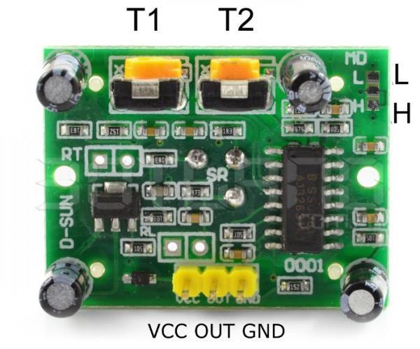 Czujnik ruchu PIR HC-SR501 T1 - czas trwania stanu wysokiego po wykryciu obiektu T2 - czułość czujnika (dystans, w którym wykrywa ruch obiektu) Zworka LH retriggering (zworka w pozycji H) - wyjście