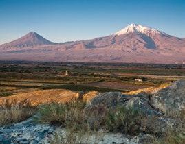 Po drodze w oddali zobaczą Państwo górę Ararat, o której wspomina pierwsza księga Starego Testamentu, jako o miejscu, w którym osiadła Arka Noego.