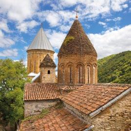 Katedra znajduje się w szerokiej, zielonej Dolinie Alazani, na tle śnieżnych gór kaukaskiego grzbietu. Po zakończeniu zwiedzania powrót do Tbilisi.