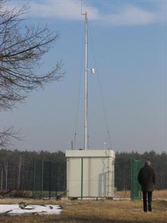 Najbliższe tereny zabudowane, oddalone są o ok. 3-4 km na północny-zachód od stacji. Na południowy-zachód, w odległości ok.