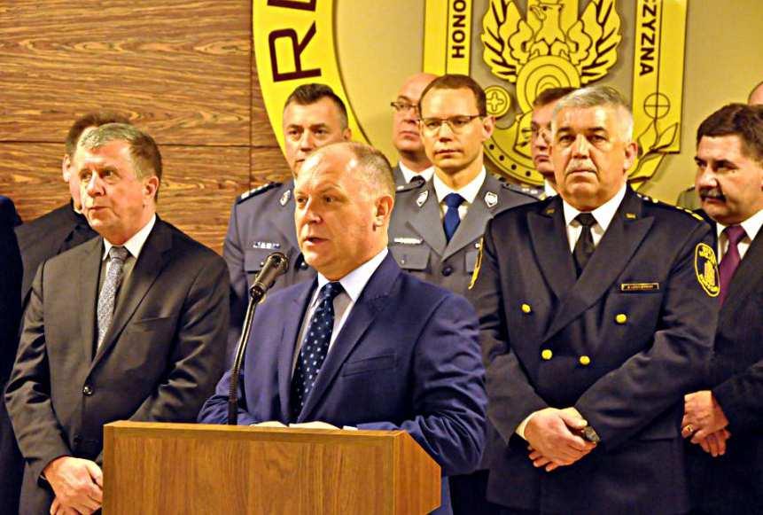 STRONA 6 Wielkanocne spotkanie służb mundurowych Mazowsza Komendant Wojewódzki Policji zs. w Radomiu insp. Tomasz Michułka wraz z zastępcami oraz kadrą kierowniczą KWP zs.