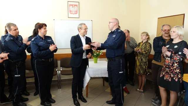 STRONA 8 Żyrardowski dyżurny odszedł na emeryturę 3 kwietnia z Komendą Powiatową Policji w Żyrardowie pożegnał się asp. szt. Czesław Tkacz, który w ostatnich latach pełnił służbę dyżurnego.