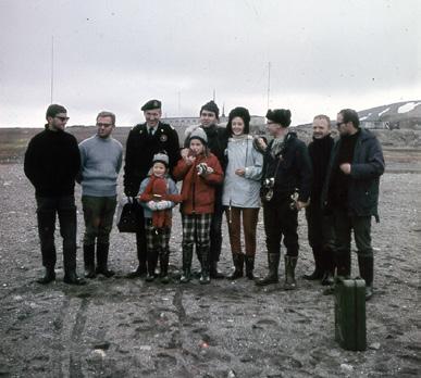 Zimowanie 1932/1933 na Wyspie Niedźwiedziej... 69 Fot. 1. Wizyta gubernatora Svalbardu w lecie 1970 w Polskiej Stacji Polarnej w Zatoce Białego Niedźwiedzia.