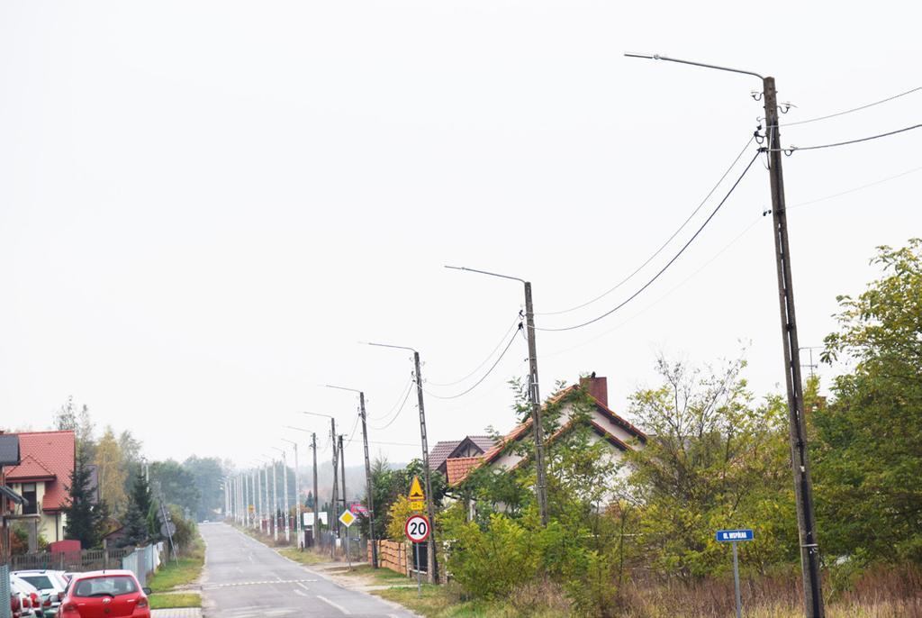 opracował wspornik odsuwający kabel od słupa.