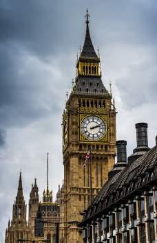 ślubów i pochówku monarchów brytyjskich, wieża Big Ben, Whitehall ulica stanowiąca ośrodek władzy politycznej w Anglii, Downing Street siedziba premiera, budynki Końskiej Królewskiej Gwardii oraz