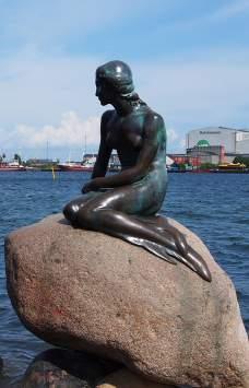 Dzień 3: Śniadanie. Przejazd na nabrzeże pod pomnik uważany za symbol miasta Syrenkę Kopenhaską (Den Lille Havrue).