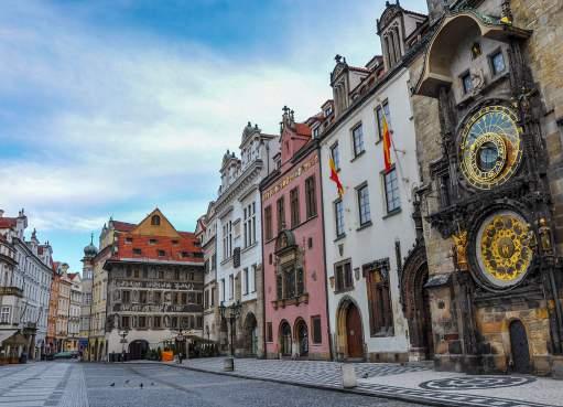 Zwiedzanie miasta: zespół pałacowo-ogrodowy Schönbrunn letnia rezydencja Habsburgów (barokowa budowla wabi takimi atrakcjami jak czarujący krajobraz parkowy), Palmiarnia, Glorietta i ogród