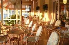 Hotel: gustownie i przyjemnie umeblowany, prowadzony przez rodzinę włoską, dbającą o dobre samopoczucie klientów.