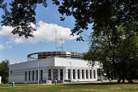 (temperatura powietrza, wilgotność powietrza, ciśnienie atmosferyczne, kierunek i prędkość wiatru, promieniowanie