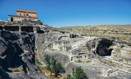 Śniadanie Przejazd busem do Upsycliche koło Gori, gdzie znajduje się skalne miasto sprzed kilku tysięcy lat, z wydrążonymi skalnymi grotami. Dalsza droga busem do Kutaisi.
