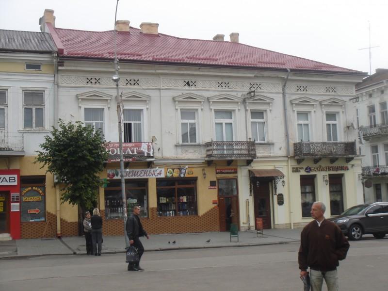 W okresie pierwszej okupacji sowieckiej, w latach 1939 1941, na ratuszu były wieszane płótna z portretami