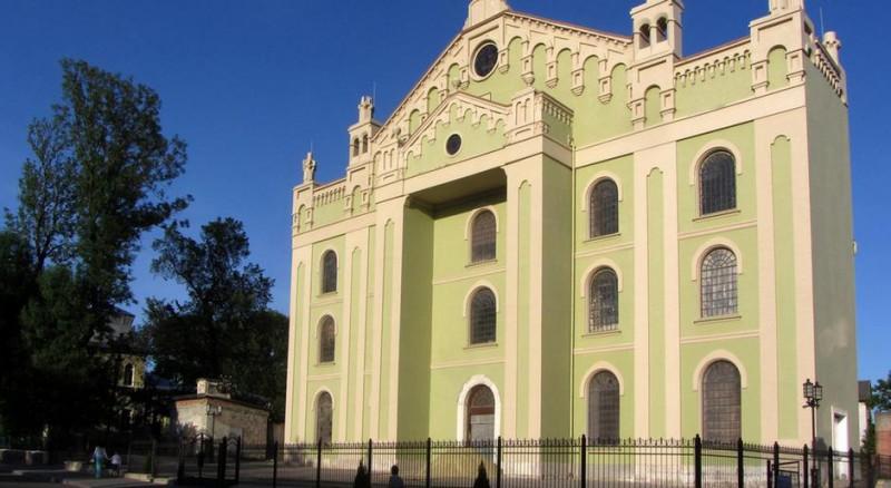 kupców, którzy zachwalali swój towar. Dom rodzinny Bruno Schulz opisał w zbiorze 'Sklepy cynamonowe'. Dom spłonął w pożarze podczas I wojny światowej. E. Dawny Szpital Żydowski ul.