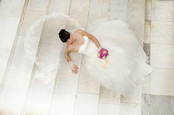 Suknia ślubna Na około 6 miesięcy przed ślubem panna młoda powinna zainteresować się poszukiwaniem wymarzonej sukni ślubnej.
