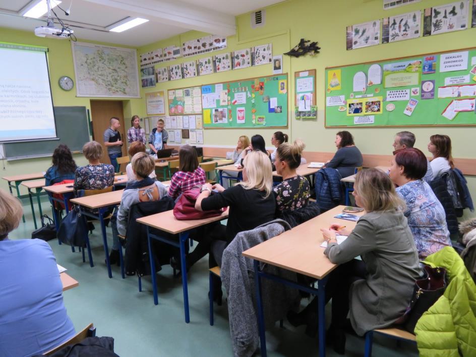 Rozdawaliśmy przybyłym do szkoły rodzicom ulotki: 8.