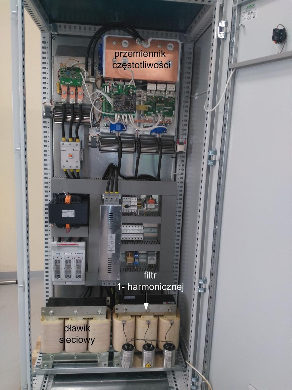 14 Maszyny Elektryczne - Zeszyty Problemowe Nr 1/2017 (11) W artykule przedstawiono dwa rozwiązania stacji prób dla trakcyjnych silników indukcyjnych klatkowych oraz szeregowych prądu stałego