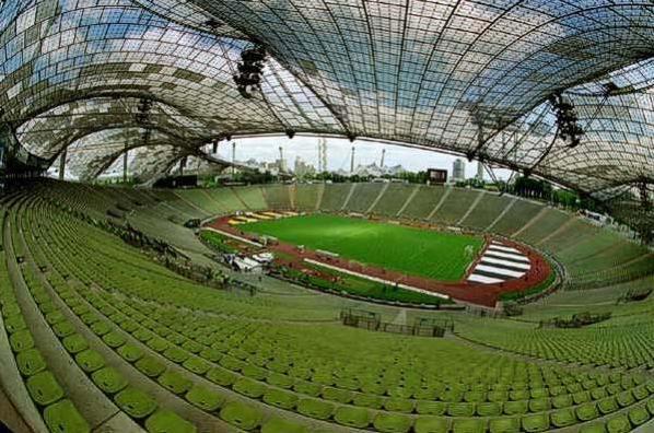 Olimpia stadion przekryty dachem wiszącym typu namiotowego Monachium (Niemcy) Wybudowany w