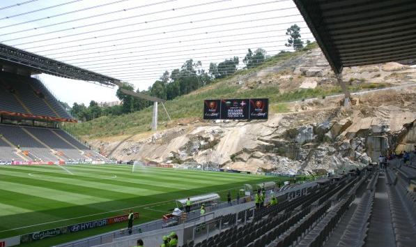 Przekrycie wiszące nad stadionem piłkarskim w Braga (Portugalia) Stadion posiada trybuny tylko wzdłuż dłuższych
