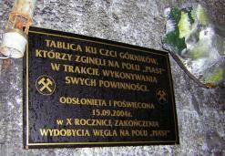 Obelisk z tablicą pamięci W hołdzie górnikom noworudzkim poległym na