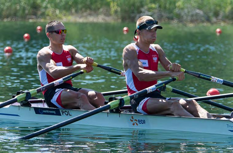 dwójka już po 500 m. mieli stratę do prowadzących Francuzów 5,6 sek. To tak jakby pływali w innej klasie rozgrywkowej.