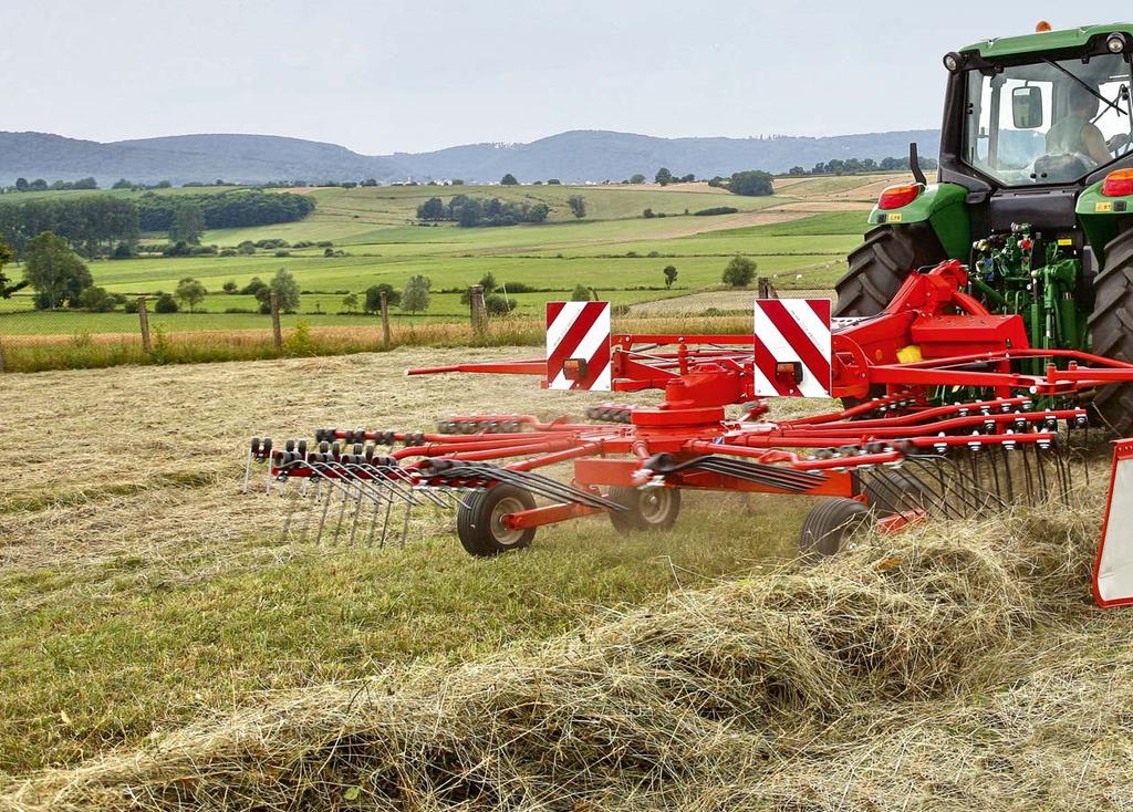 4521 GM 4521 GTH OPTYMALNA WYDAJNOŚĆ Jeśli szukasz zgrabiarki jednokaruzelowej, ale jesteś zainteresowany tylko najwyższymi standardami wyposażenia, powinieneś przyjrzeć się modelowi 4521.