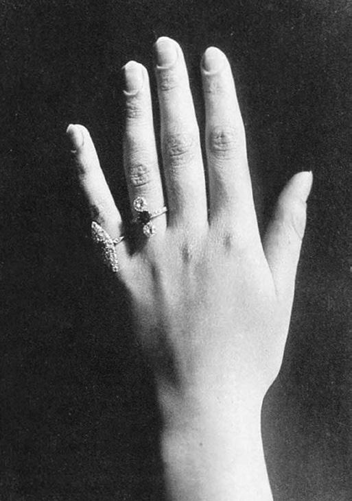 168 materiały i notatki Fotografia kobiecej ręki, zamieszczona w redagowanym przez Petera Altenberga wiedeńskim czasopiśmie Die Kunst (1903) Scena pocałunków między Andreą i Eleną, pominięta w