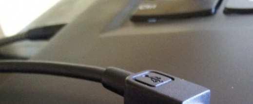 Wtyczka USB -typ C Wymiary złącza USB typ C wynoszą około 8,3mm x 2,5 mm. Złącze jest symetryczne na obu końcach: wtyczka i gniazdo ma taki sam kształt.