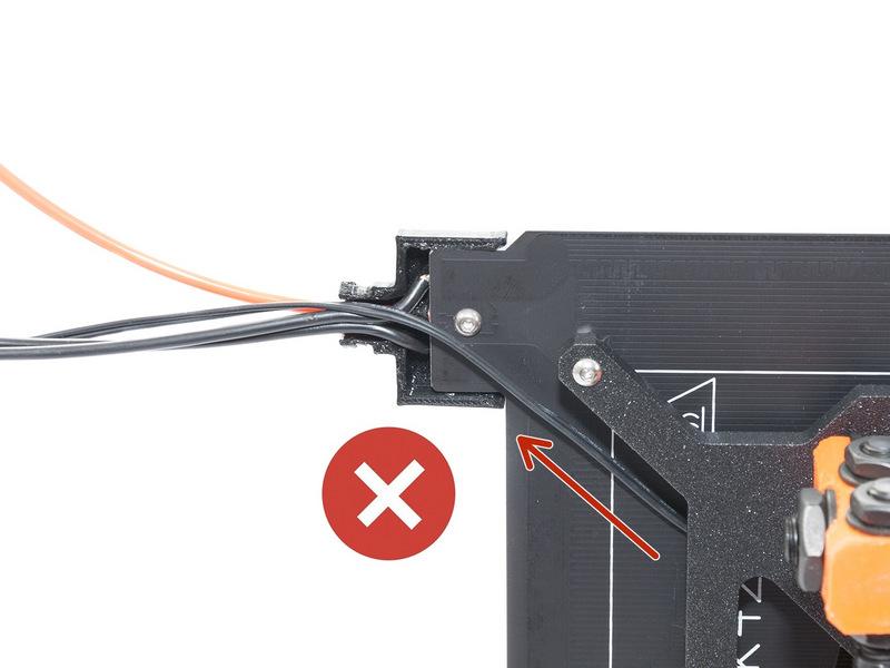 Jeszcze raz sprawdź, czy kabel termistora nie jest zbyt napięty pod stolikiem i przechodzi wzdłuż kabla