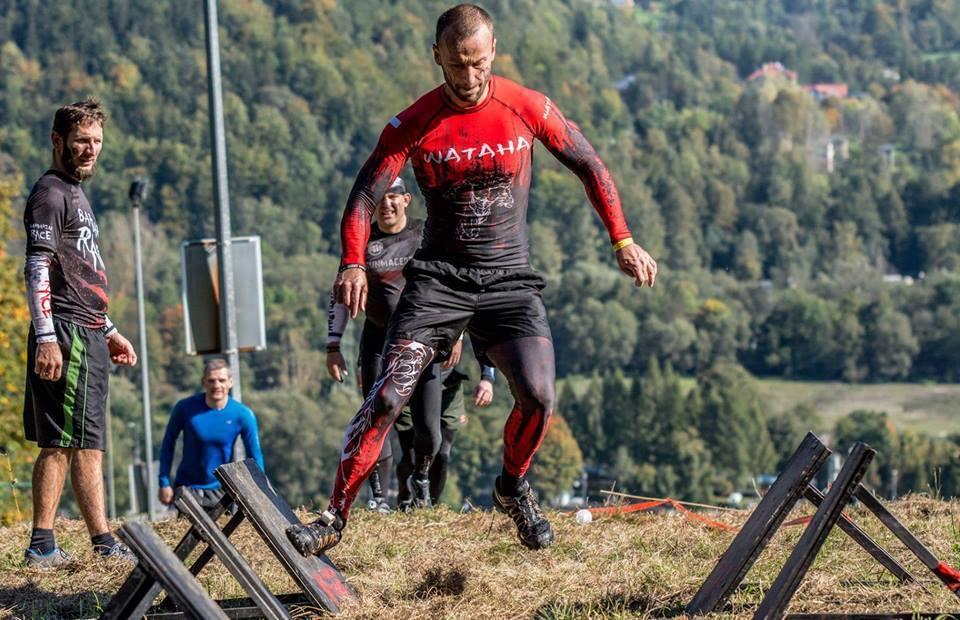 2.15 JUMPER OPIS: Należy przemieścić się na drugą stronę wyznaczonej trasy bez kontaktu z podłożem za pomocą platform ustawionych pod kątem 45% do podłoża.