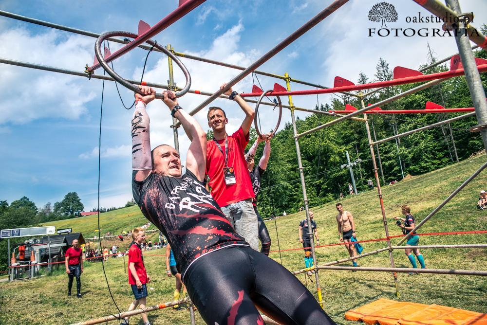 2.20 Dragon Tail OPIS: Przeszkoda polega na zjechaniu po skośnie ustawionej rurze przy pomocy stalowego koła.