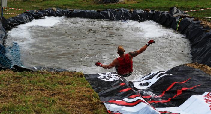 OPIS: Przeszkoda łączona. Zaczynamy od nabiegu na trampolinę i wbicia na drążek zawieszony na łańcuchach.