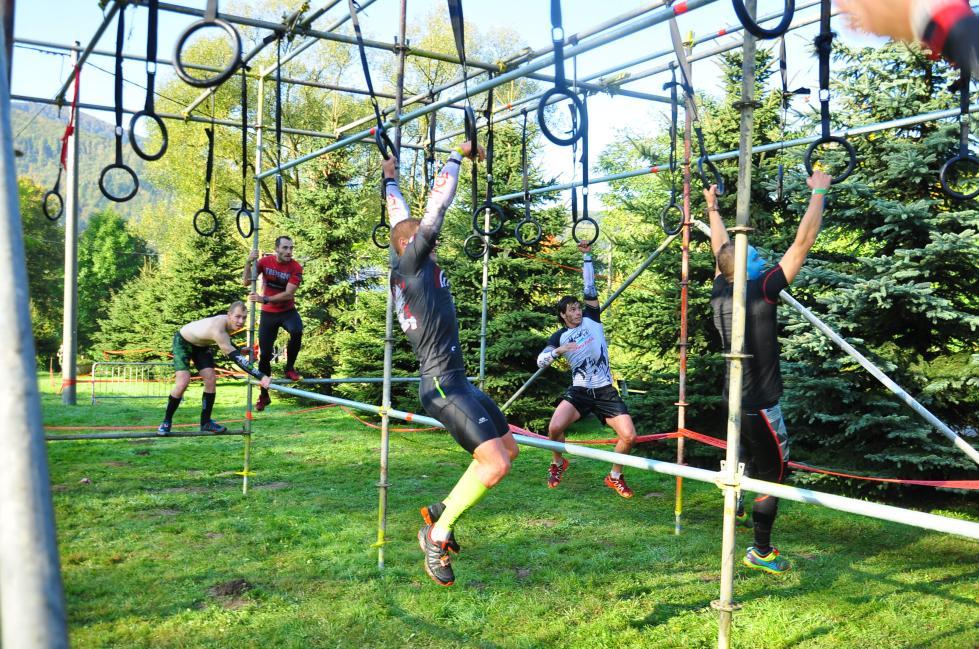 2.8 RINGS OF GLORY OPIS: Należy pokonać przeszkodę przy użyciu kół gimnastycznych zawieszonych na konstrukcji. Zezwala się użycia tylko i wyłącznie rąk.