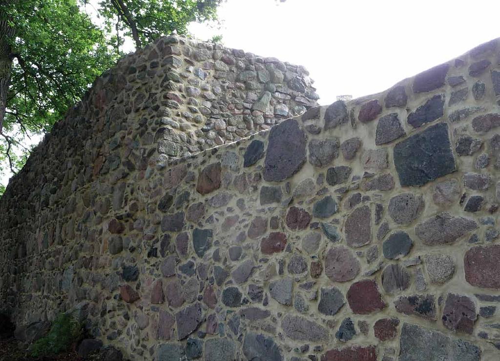 W wybranych partiach murów na warstwie spadkowej ułożono dodatkową okładzinę ochronną z cegieł (fot.