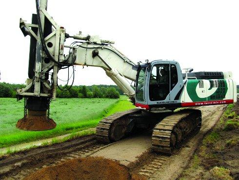 takich jak: energia bijaka (jego masa i wysokość spadania), warunki gruntowe (rodzaj, stan i ukształtowanie warstw gruntu), poziom wody, ukształtowanie terenu, konstrukcja i stan budowli oraz jej