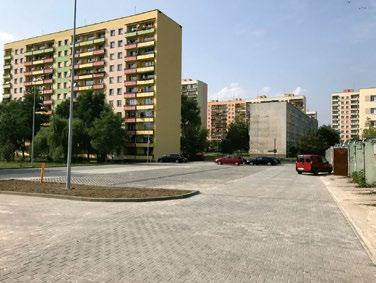Nowomłodzianowską w pobliżu Domu Weterana. Na ul. Sandomierskiej trwają intensywne prace przy przebudowie kładki pomiędzy blokami Sandomierska 11/13 a Sandomierska 16.