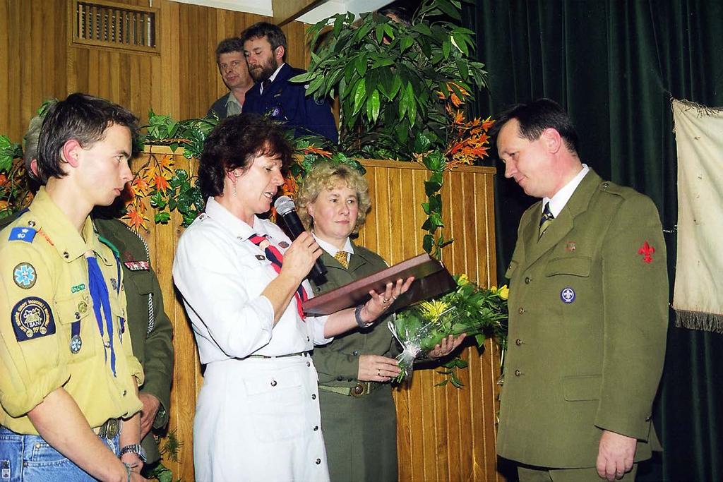 18 listopada 2000 r. - hm. Ryszard Pacławski przyjmuje podziękowania za 10 lat pełnienia funkcji naczelnika ZHP. Od 1997 r.
