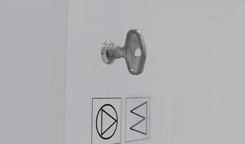 Zamki i uchwyty na drzwi Wygodne w eksploatacji zamki i uchwyty na drzwi zapewniają bezpieczną eksploatację