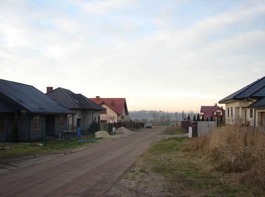 8 SĄSIEDZTWO I DOJAZD Najbliższe sąsiedztwo nieruchomości stanowi zabudowa mieszkaniowa jednorodzinna.