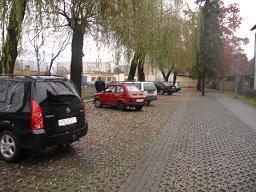 Dojście z parkingu do budynku chodnikiem po nawierzchni utwardzonej kostką brukową.