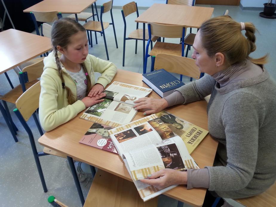 Intensywnie także pracujemy nad kartami teatrzyku Kamishibai o patronie "Historia o