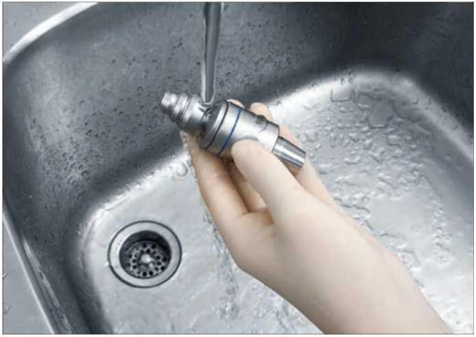 Pielęgnacja i konserwacja Instrukcje czyszczenia ręcznego Dokładnie spłukać urządzenie pod bieżącą chłodną lub letnią wodą przez co najmniej 2 minuty.