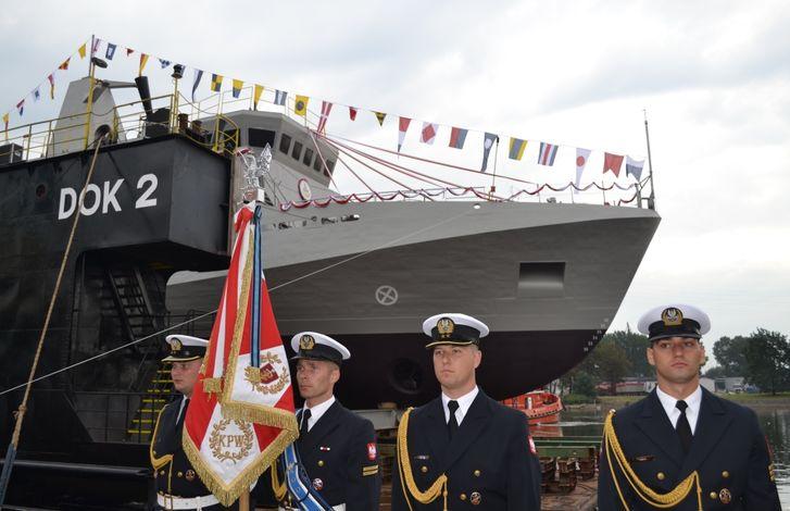 aut. Maksymilian Dura 04.09.2015 NISZCZYCIEL MIN ORP KORMORAN ZWODOWANY Płyń po morzach i oceanach świata, sław imię polskiego stoczniowca i marynarza.