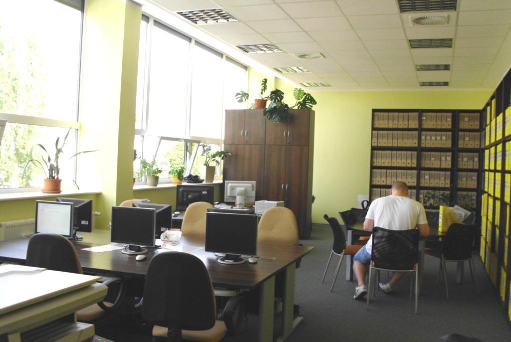 У бібліотеці, за технічної підтримки спеціалізованих факультетів функціонує система захисту інформації. Користувачам надається доступ до електронної бази даних патентної інформації (30.000 записів).