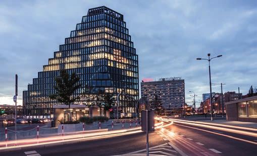 Dzięki współpracy architektów z poznańską firmą Pozbruk, zaprojektowana została betonowa fasada z wyraźnie wyeksponowanymi ziarnami kruszywa.