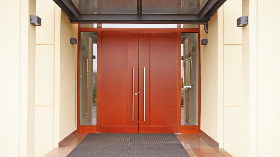 Drzwi LUX Proponujemy Państwu drzwi wejściowe wykonane według wzorów klasycznych w stylu retro, w tym wierne odwzorowanie drzwi zabytkowych oraz według nowoczesnych trendów z aplikacjami stalowymi,