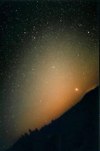 Światło zodiakalne Słaba poświata, ukazująca się na nocnym niebie w pasie przebiegającym wzdłuż ekliptyki (zodiaku, stąd nazwa) w pobliżu Słońca.