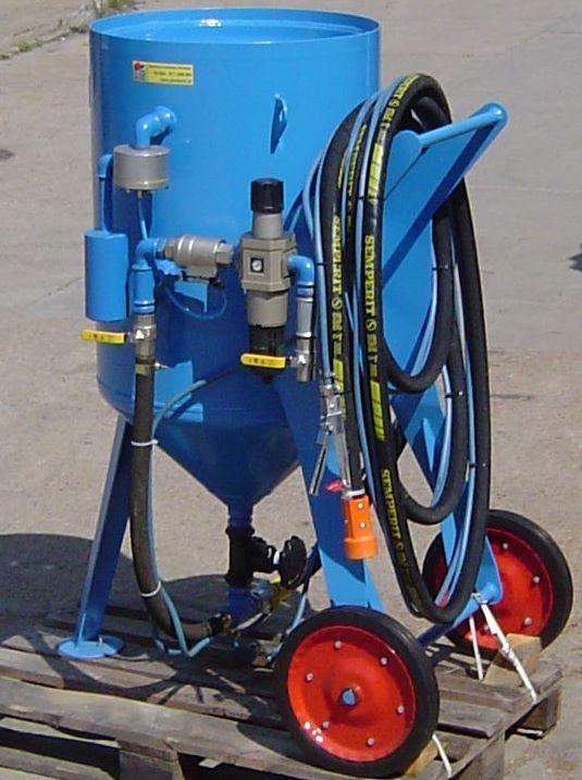 Wyposażenie oczyszczarki HNTS-40 (NTS-100,NTS-200) - zbiornik ciśnieniowy o pojemności 40 l ( HNTS-100-100 l, HNTS-200-200l) - reduktor sprężonego powietrza, wraz z odwadniaczem i manometrem -