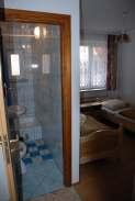 murowany, piętrowy, ogrodzony ź stołówka, świetlica, sprzęt audiowizualny ź miejsce do