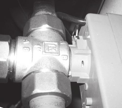 Płukanie, napełnianie i odpowietrzanie instalacji UWAGA Przed pierwszym uruchomieniem należy całkowicie odpowietrzyć instalację. Osad i zabrudzenia w obiegu c.o. mogą prowadzić do zakłoceń w pracy instalacji z pompą ciepła.