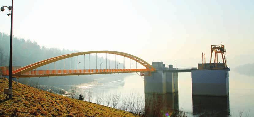 POLSKA Hydrotechnika Wieża zamknięć sztolni spustowej oraz wieża sztolni energetycznej sprężonym korytem balastowym. Obiekt M2 przez Skawę jest obecnie najdłuższym mostem kolejowym w Małopolsce.